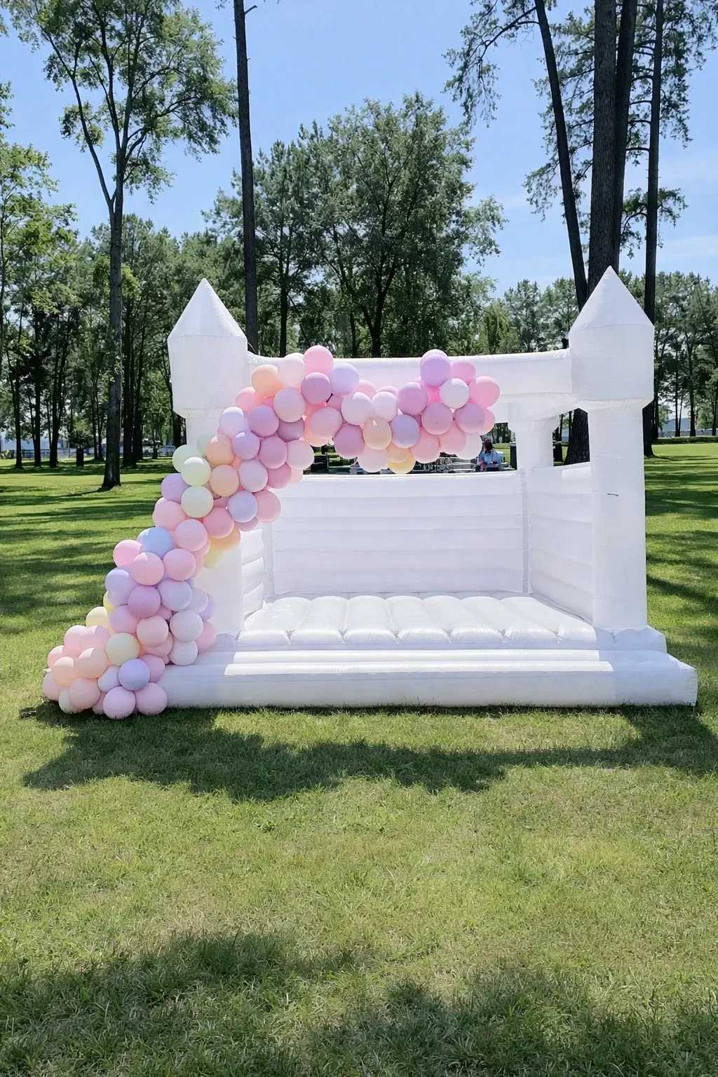 wit springkasteel tijdens communiefeest