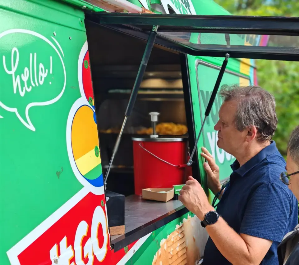 man eet bicky burger op event