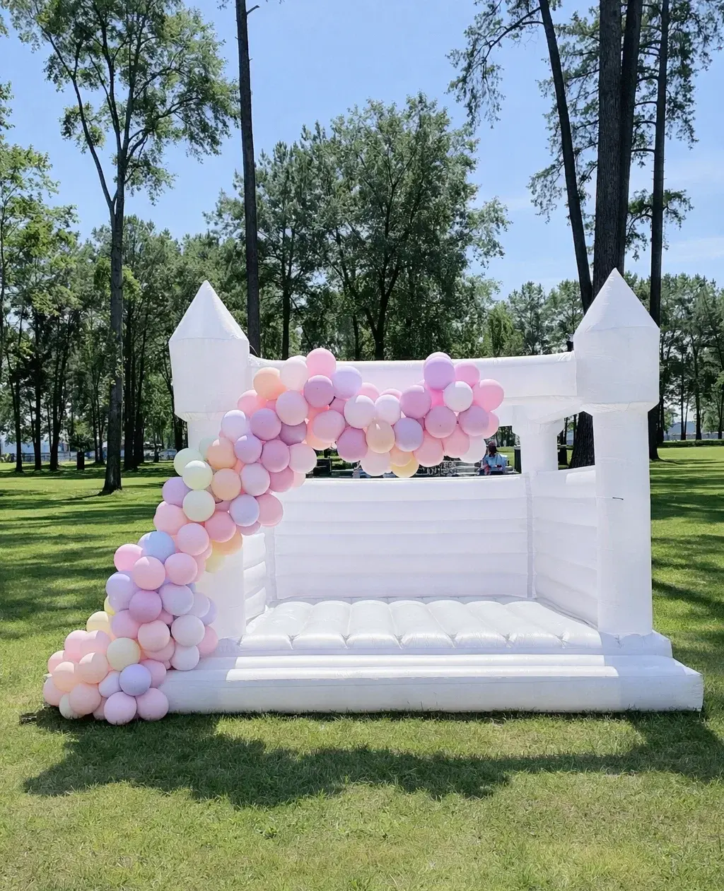 wit springkasteel tijdens feest